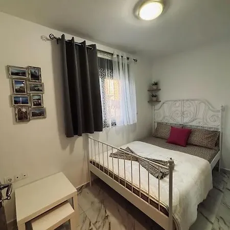 別荘 Charming 2-bed House In *