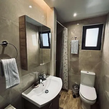 Charming 2-bed House In Kremastí