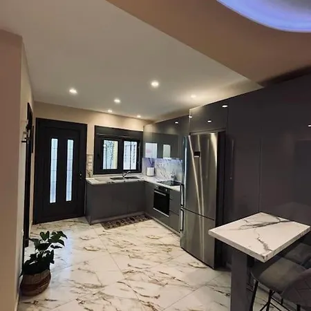 Charming 2-bed House In Kremastí